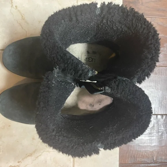 UGG. Black boots. Size 8. - Picture 6 of 11